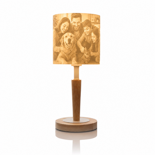 Personalisierte Tischlampe mit Foto als besonderes Geschenk –  Cozy Loom mit Holzfuß