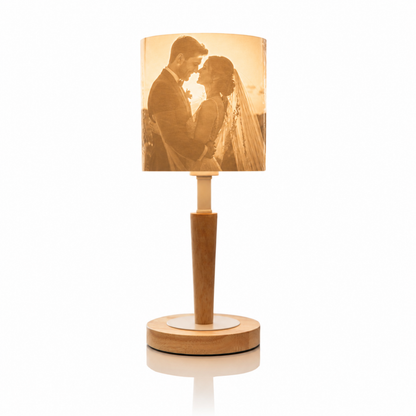 Personalisierte Tischlampe mit Foto als besonderes Geschenk –  Cozy Loom mit Holzfuß