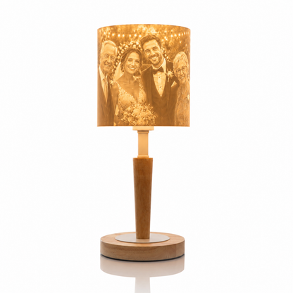 Personalisierte Tischlampe mit Foto als besonderes Geschenk –  Cozy Loom mit Holzfuß