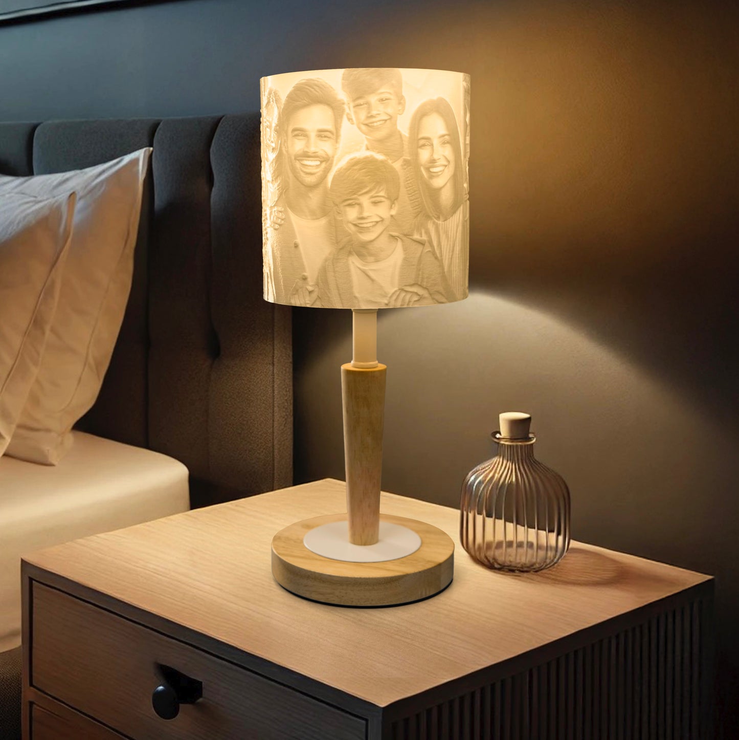 Cozy Loom personalisierte Tischlampe mit eigenem Foto, individueller Lampenschirm mit Holzfuß und warmem Licht, perfektes Geschenk für Weihnachten, Geburtstag oder Hochzeit, emotionales Fotogeschenk für Familie und Freunde – personalized photo lamp made in Germany