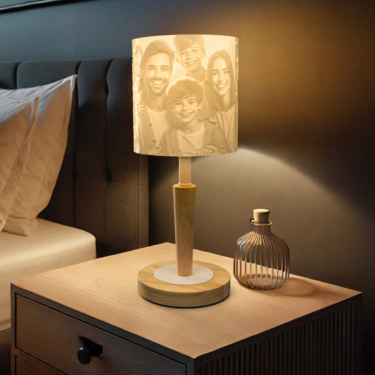 Cozy Loom personalisierte Tischlampe mit eigenem Foto, individueller Lampenschirm mit Holzfuß und warmem Licht, perfektes Geschenk für Weihnachten, Geburtstag oder Hochzeit, emotionales Fotogeschenk für Familie und Freunde – personalized photo lamp made in Germany
