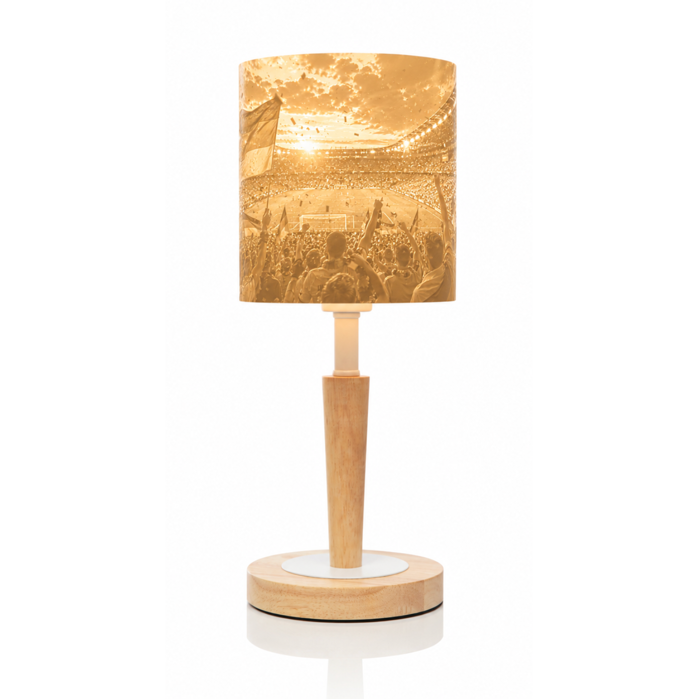 Eingeschaltete Litholoom Cozy Loom Tischlampe mit beleuchtetem Fußballmotiv und gut sichtbaren Details auf dem Lampenschirm.