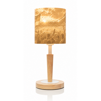 Eingeschaltete Litholoom Cozy Loom Tischlampe mit beleuchtetem Fußballmotiv und gut sichtbaren Details auf dem Lampenschirm.