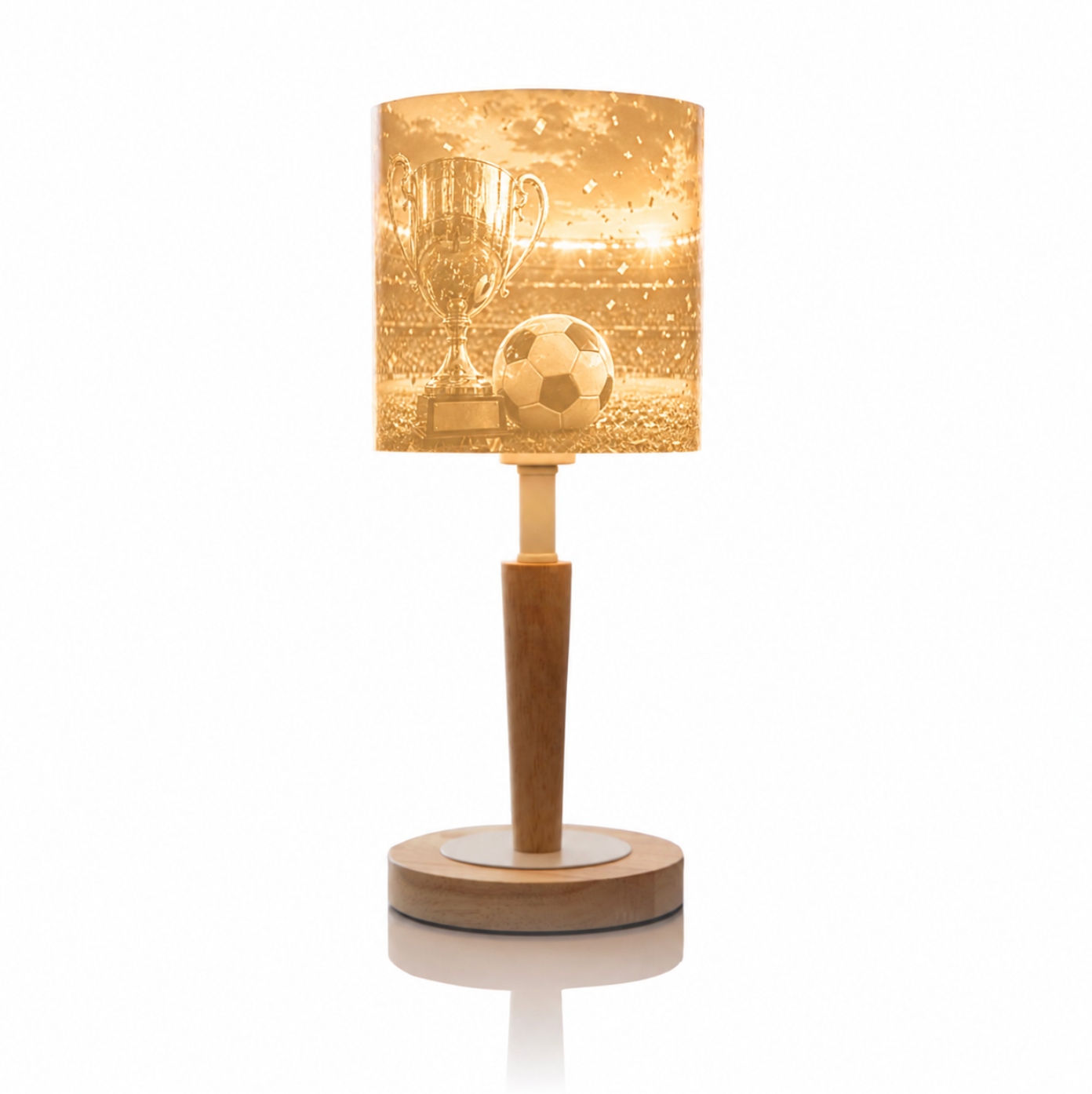 Eingeschaltete Litholoom Cozy Loom Tischlampe mit beleuchtetem Fußballmotiv und gut sichtbaren Details auf dem Lampenschirm.