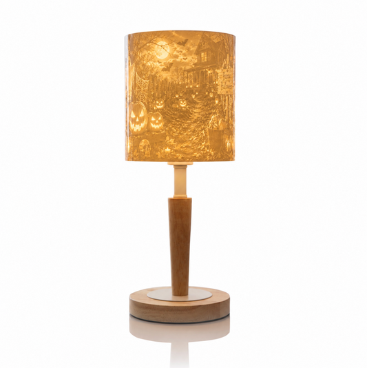 Eingeschaltete Litholoom Cozy Loom Halloweenlampe mit beleuchtetem Lithophane-Motiv für eine stimmungsvolle Halloweenbeleuchtung.