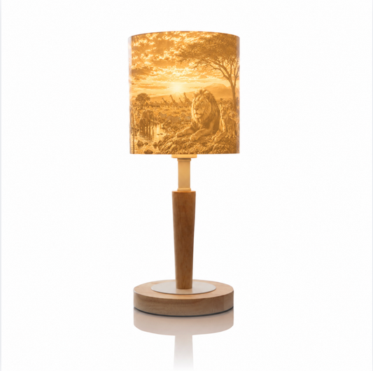Eingeschaltete Litholoom Cozy Loom Safari-Lampe mit beleuchtetem Lithophane-Tiermotiv und stimmungsvoller Lichtwirkung.