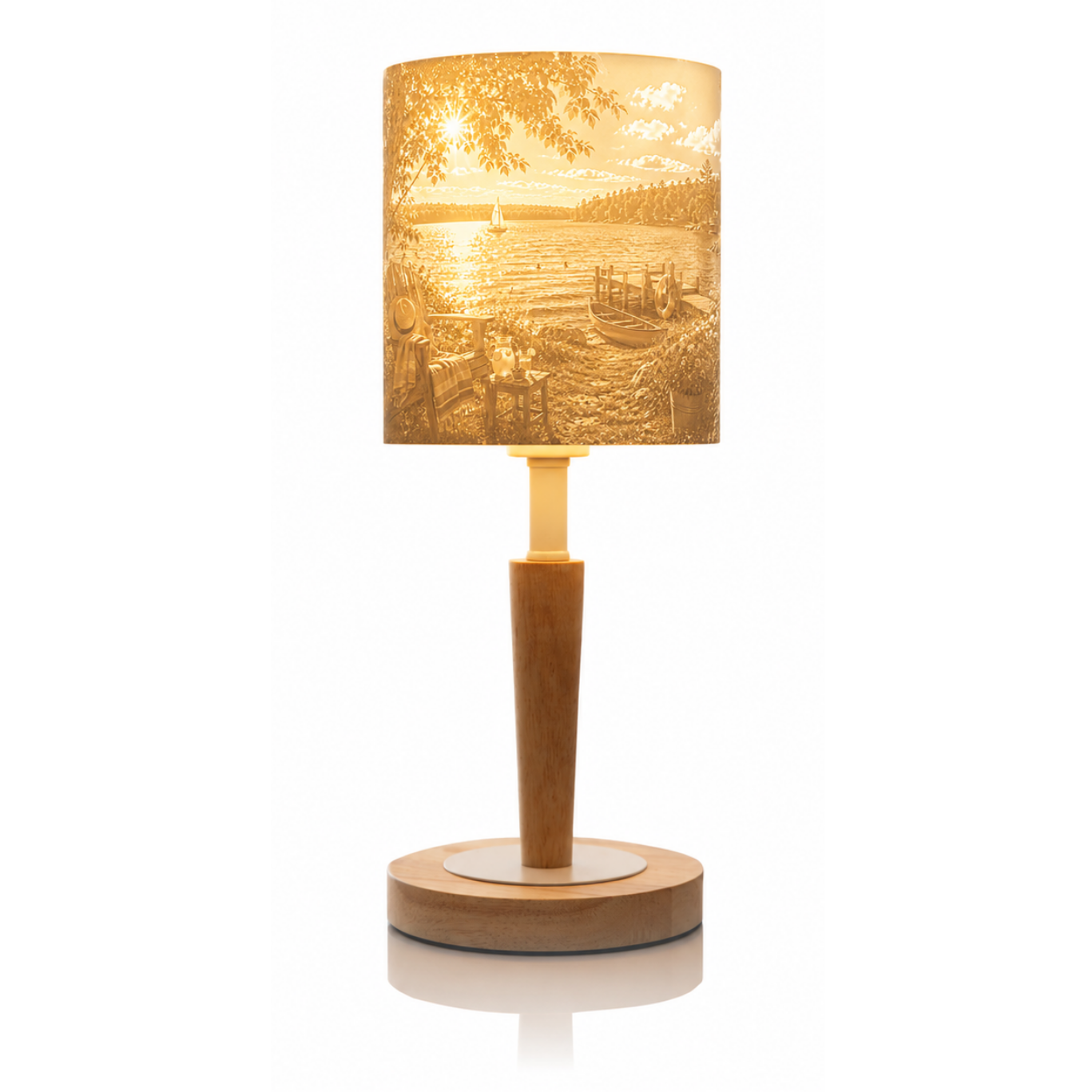 Eingeschaltete Litholoom Cozy Loom Tischlampe mit beleuchtetem Sommermotiv und detailreicher Landschaftsdarstellung.