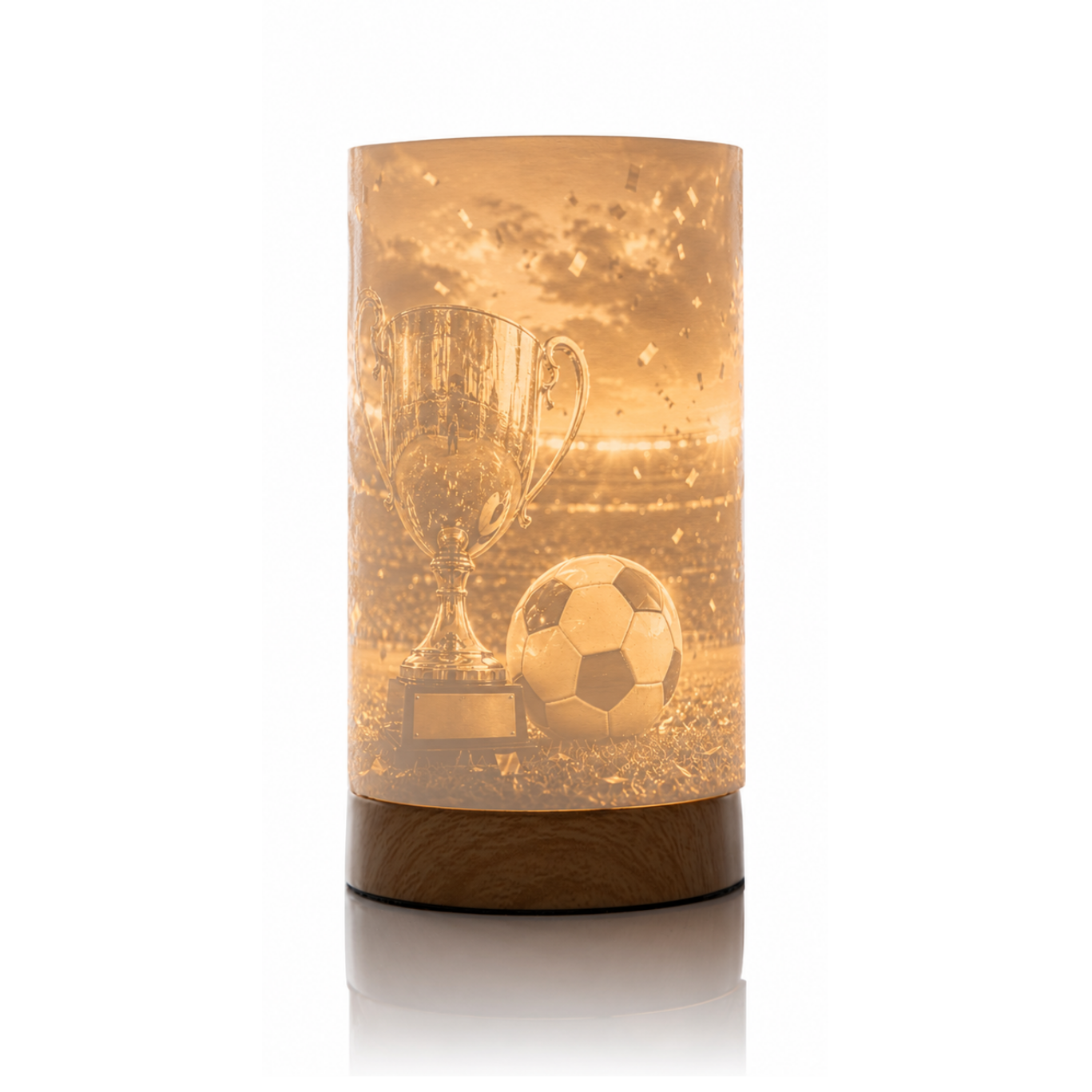Eingeschaltete Litholoom Slim Loom Tischlampe mit beleuchtetem Fußballmotiv und klar erkennbaren Details.