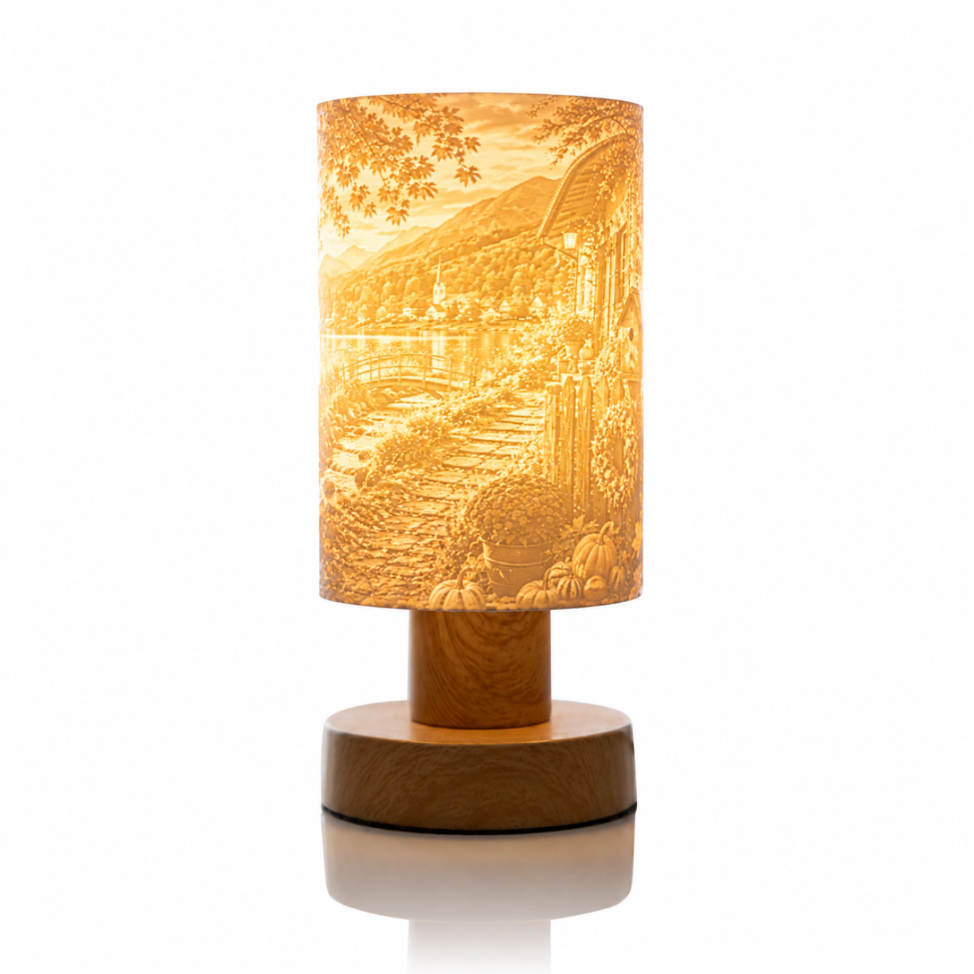 Eingeschaltete Litholoom Soft Loom Tischlampe mit beleuchtetem Herbstmotiv und warmer, gemütlicher Lichtwirkung.