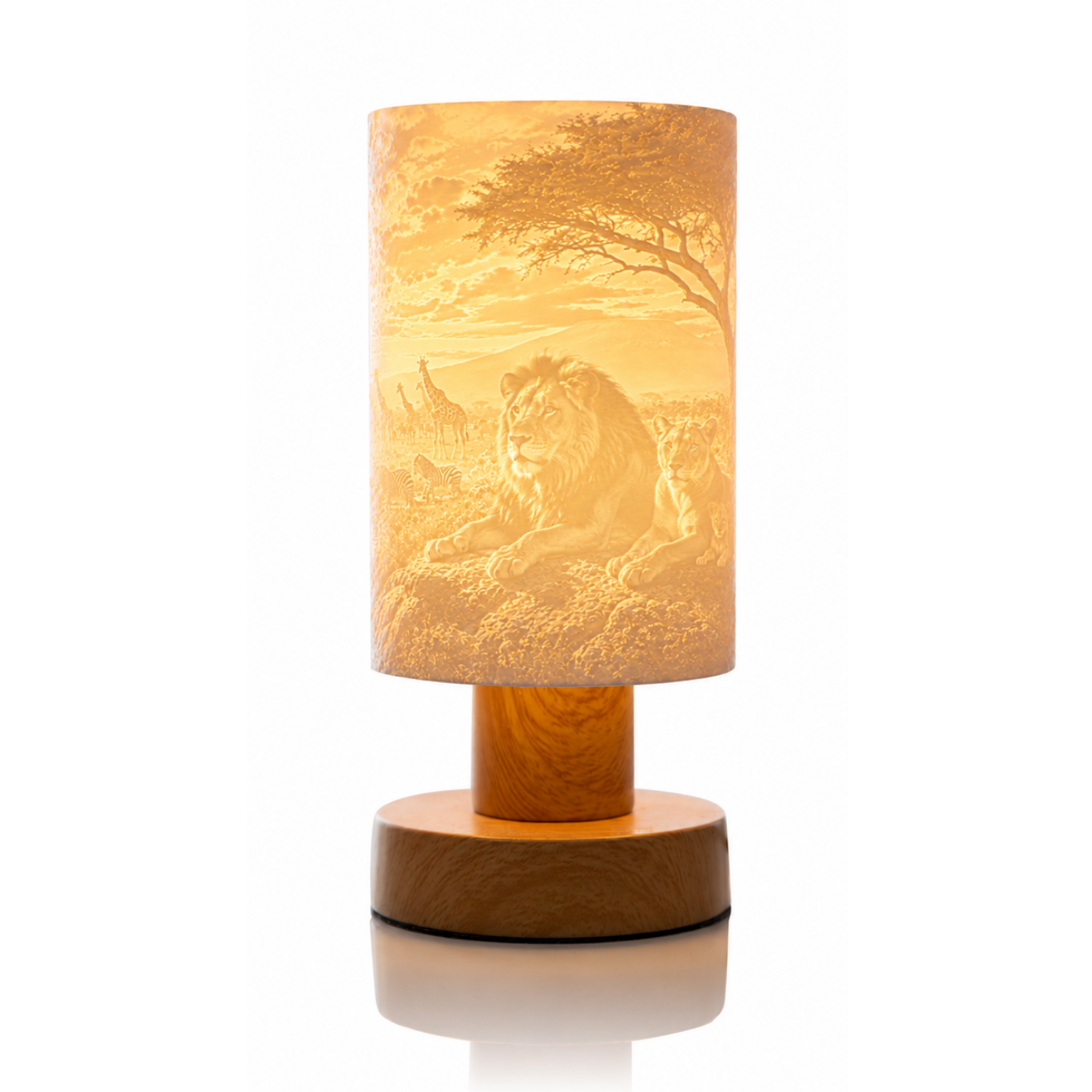 Eingeschaltete Litholoom Soft Loom Safari-Lampe mit beleuchtetem Tiermotiv und stimmungsvoller Lichtwirkung.